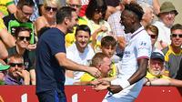 Tammy Abraham rayakan gol bersama Frank Lampard (AFP)