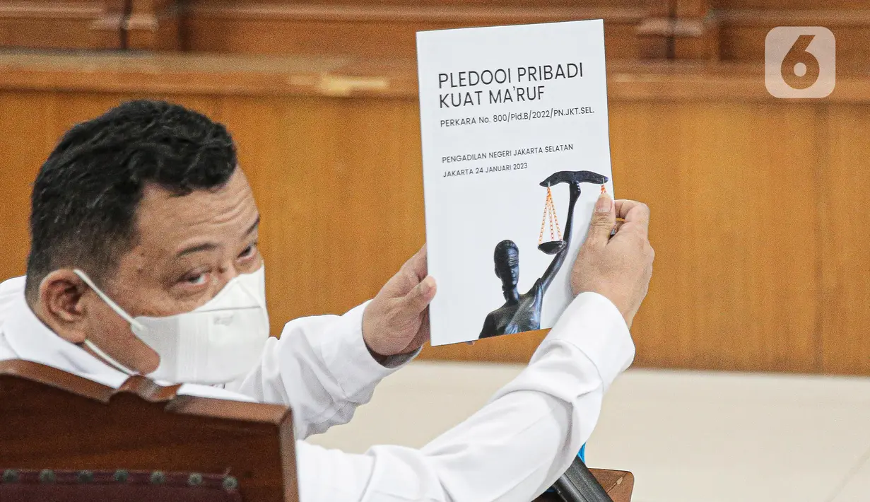 Terdakwa Kuat Maruf  menunjukkan dokumen pleidoi pribadi dirinya saat mengikuti sidang lanjutan kasus pembunuhan berencana Brigadir Nofriansyah Yosua Hutabarat atau Brigadir J di Pengadilan Negeri Jakarta Selatan, Jakarta, Selasa (24/1/2023). Kuat menyatakan, dirinya tidak pernah mengetahui adanya perencanaan pembunuhan terhadap Brigadir J yang berlangsung di rumah dinas Duren Tiga, Komplek Perumahan Polri pada Jumat (8/7/2022). (Liputan6.com/Faizal Fanani)