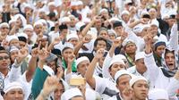 Massa mengikuti aksi Reuni 212 di kawasan Monas, Jakarta, Sabtu (2/12). Panitia penyelenggara mengatakan Reuni Akbar 212 dihadiri oleh sekitar 7 juta umat Islam dari berbagai daerah baik dalam maupun luar Ibu Kota. (Liputan6.com/Herman Zakharia)