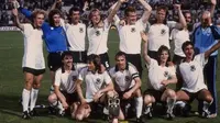 Para pemain tim nasional Jerman saat merayakan keberhasilan meraih Piala Eropa 1980 usai mengalahkan Belgia 2-1, di Stadion Olimpico, 22 Juni 1980. (UEFA)