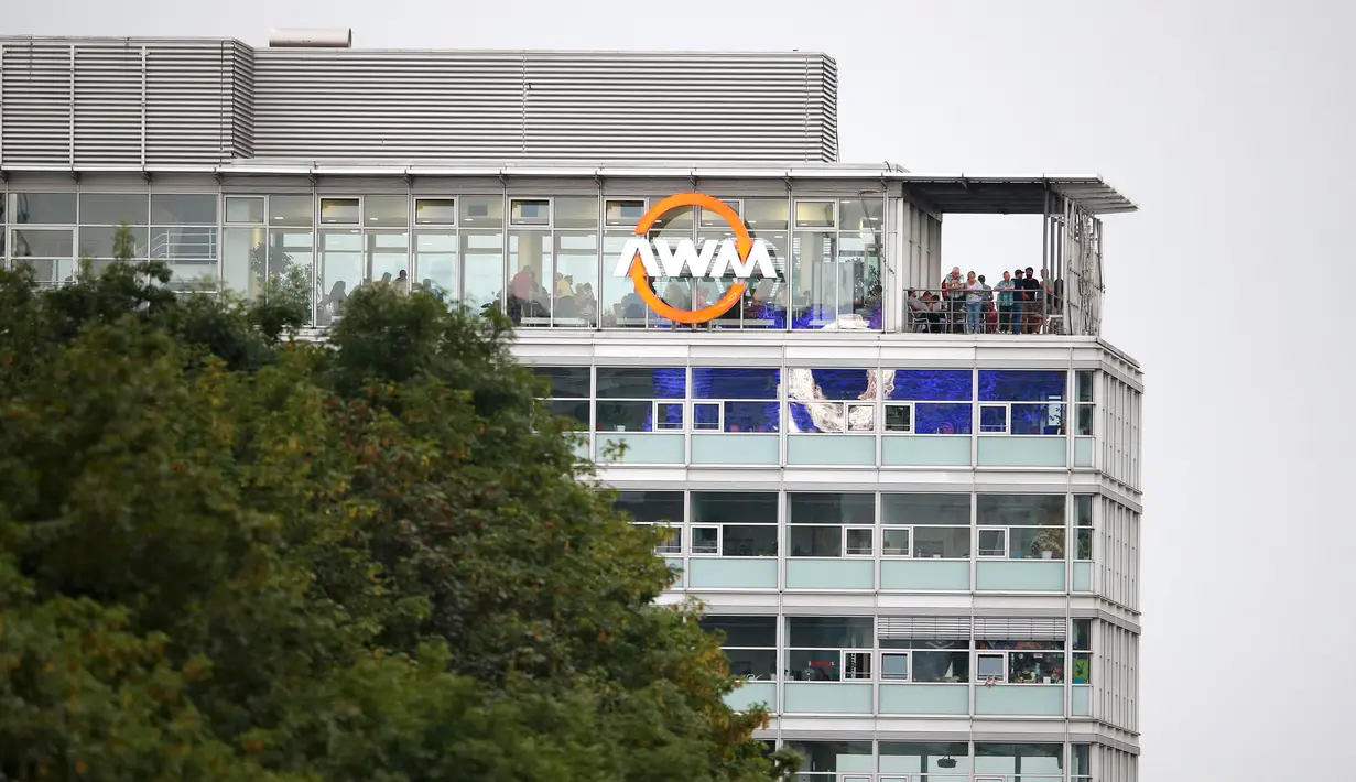 Para pengunjung terjebak dan menunggu proses evakuasi di pusat perbelanjaan Olympia di Munich, Jerman (22/7). Polisi setempat melaporkan jumlah korban tewas mencapai setidaknya 10 orang, termasuk pelaku. (REUTERS/Michael Dalder)