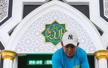 FOTO: Aksi Bersih-Bersih Masjid Jelang Bulan Suci Ramadan 1445 Hijriah