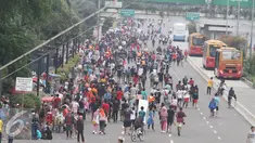 Warga menikmati Car Free Day di Jakarta, Minggu (1/5). Meskipun bertepatan dengan peringatan Hari Buruh International tidak mempengaruhi masyarakat untuk menikmati CFD. (Liputan6.com/Angga Yuniar)