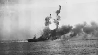 Kapal AS, St.Lo dihantam pesawat bomber bunuh diri Jepang yang dikenal sebagai aksi Kamikaze di perairan Kepulauan Leyte, Filipina, pada Perang Dunia II pada 25 Oktober 1944 (US Navy)
