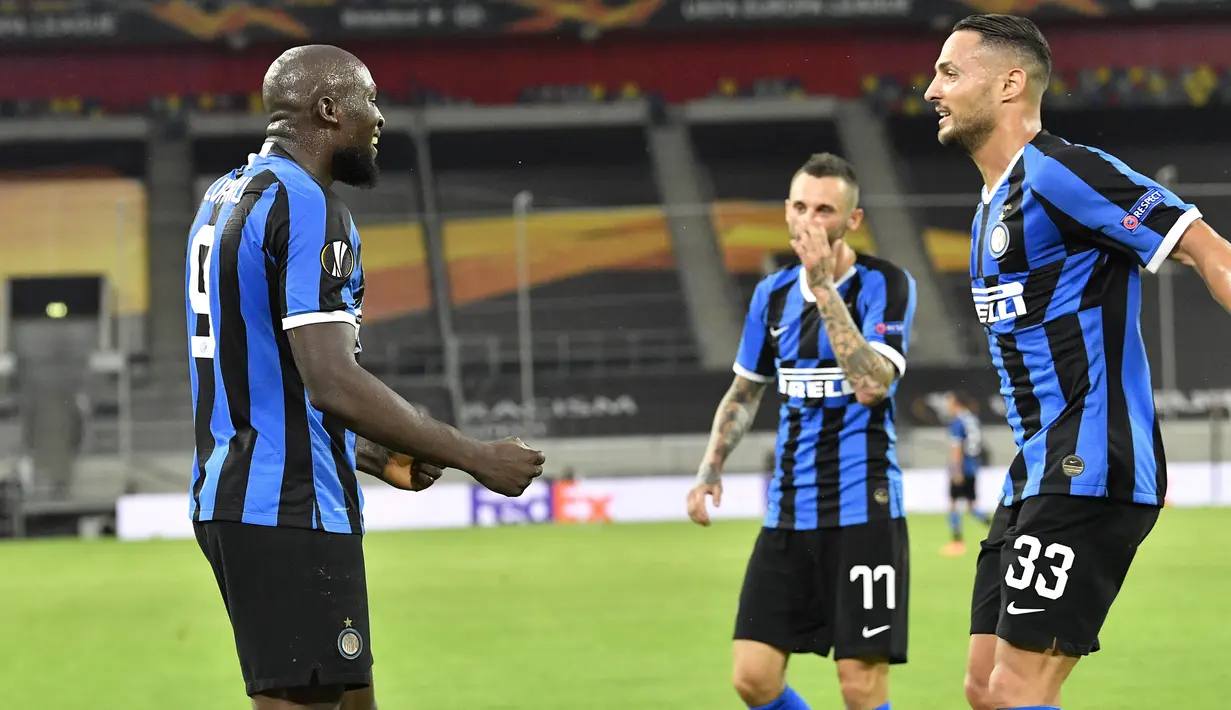 Pemin Inter Milan Romelu Lukaku (kiri) bersama rekan satu timnya merayakan golnya ke gawang Bayer Leverkusen pada perempat final Liga Europa di Duesseldorf Arena,  Dusseldorf, Jerman, Senin (10/8/2020). Inter Milan melaju ke semifinal usai mengalahan Bayer Leverkusen 2-1. (AP Photo/Martin Meissner)