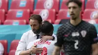 Pelatih Timnas Inggris, Gareth Southgate, memeluk Raheem Sterling setelah laga kontra Kroasia, di Stadion Wembley, Minggu (13/6/2021). (Frank Augstein / POOL / AFP)