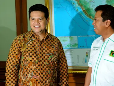 Ketua Umum PPP versi Musyawarah Nasional Surabaya Romahurmuziy menemui Ketua KPU, Husni Kamil Manik, Jakarta, Selasa (27/1/2015). (Liputan6.com/Faisal R Syam) 