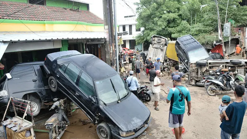 mobil terseret arus banjir