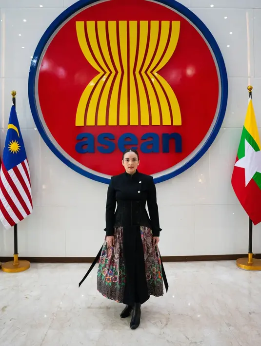 Chelsea Islan terlihat memesona dalam balutan busana rancangan desainer kenamaan tanah air Wilsen Willim. [Foto: Instagram/wilsenwillimofficial]