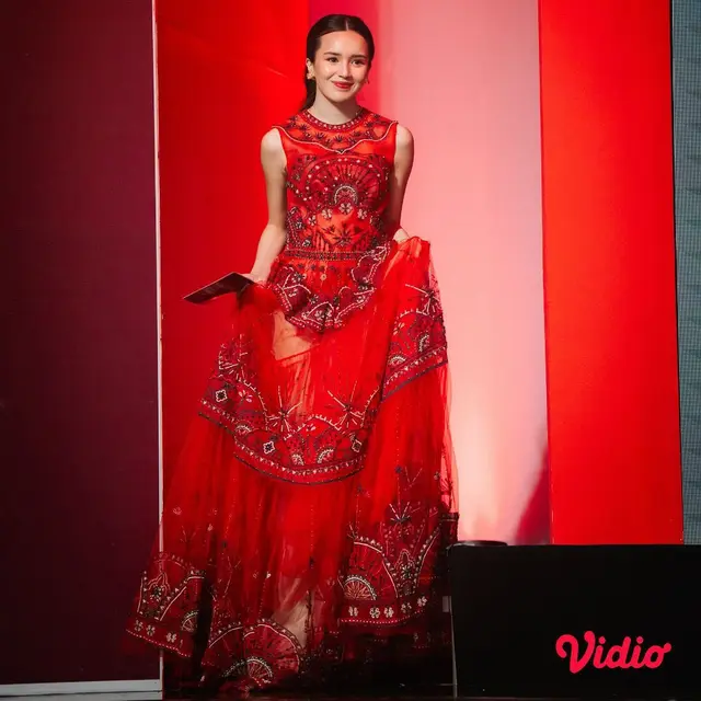 6 Adu Gaya Glamor Artis di Vidio Slate Announcement 2024, Wulan Guritno-Beby Tsabina Kenakan Gaun Merah Merona