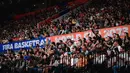 <p>Para penonton memberikan dukungan kepada tim favoritnya saat laga Grup H Piala Dunia FIBA 2023 antara Kanada melawan Prancis di Indonesia Arena, Senayan, Jakarta, Jumat (25/08/2023). Kanada menang dengan skor 95-65. (Bola.com/Bagaskara Lazuardi)</p>