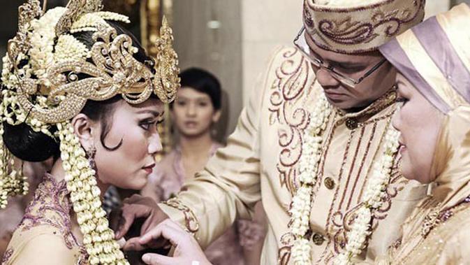 Neundeun Omong Dalam Pernikahan Adat Sunda Lifestyle Fimela Com