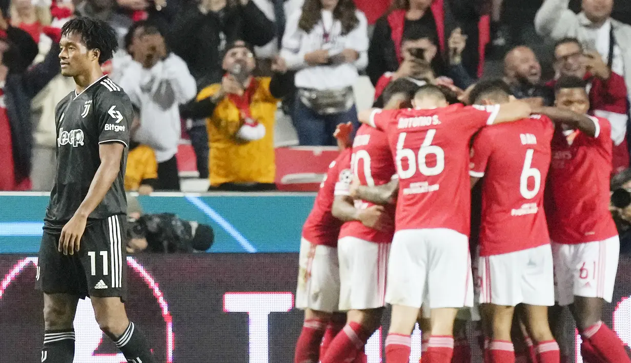 Performa Juan Cuadrado di laga ini bisa dibilang mengecewakan. Dia bertanggung jawab terhadap hadiah penalti yang berbuah gol untuk Benfica. Selain itu sang pemain juga terlalu mudah kehilangan bola. (AP/Armando Franca)