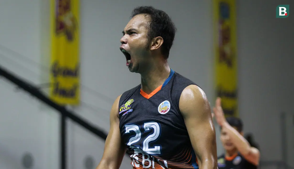 Pemain Jakarta BNI 46, Bagus Wahyu Ardianto melakukan selebrasi usai timnya mencetak poin saat menghadapi Jakarta Pertamina Pertamax dalam laga perebutan tempat ke-3 PLN Mobile Proliga 2022 di Padepokan Voli Jenderal Polisi Kunarto, Sentul, Minggu (27/03/2022). (Bola.com/Bagaskara Lazuardi)