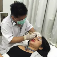 Presenter cantik Bianca Liza lakukan perawatan kecantikan sulam bibir dan shading alis untuk menyambut lebaran (Ruswanto/Bintang.com)