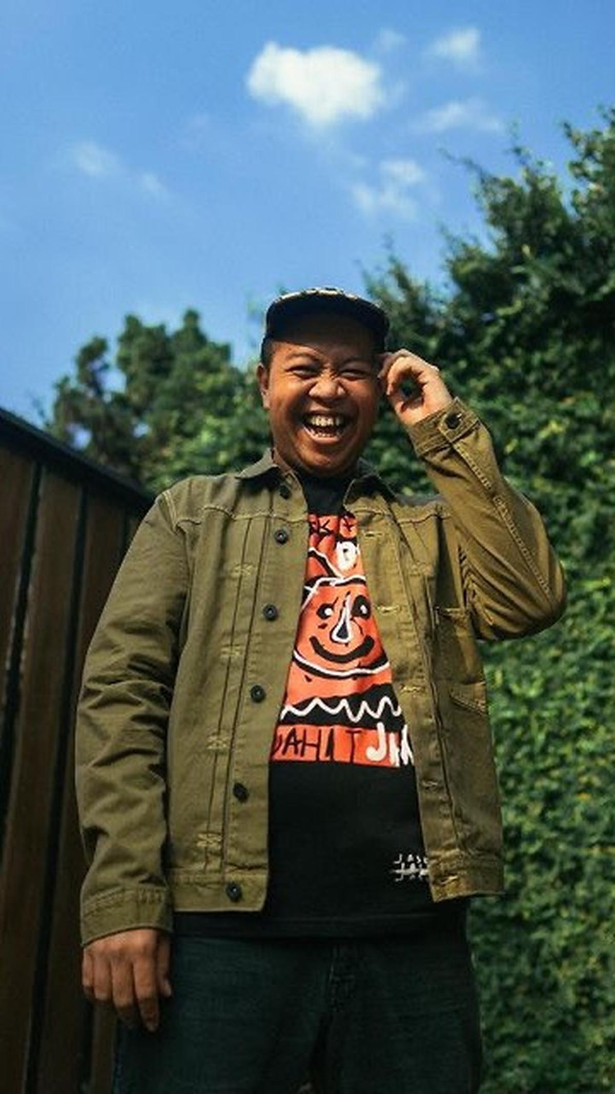 Lantaran banyolannya di belakang panggung kerap lucu, Gilang ditawari untuk on frame. Kesempatan ini tak dilewatkan Gilang begitu saja, laki-laki kelahiran 1987 ini menerima tawaran peran tahanan Lapor Pak.