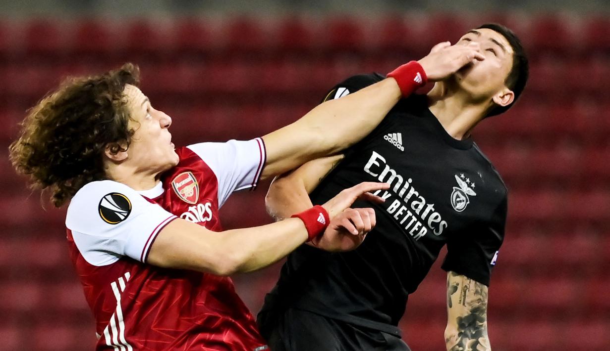 David Luiz - Bek tangguh ini pernah memebela dua klub London yakni Chelsea dan Arsenal selama berkarier Liga Inggris. Total Luiz telah menorehkan 213 pertandingan di Premier League. (AFP/Aris Messinis)