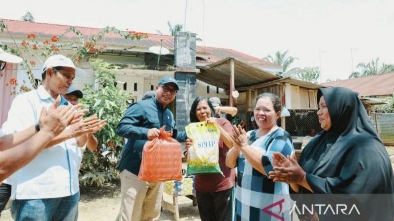 PTPN IV Regional III Salurkan Bantuan Kemanusiaan untuk Siaga Hidrometeorologi di Kampar