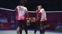 Ganda putra Indonesia Bagas Maulana/Muhammad Shohibul Fikri diberi ucapan selamat oleh seniornya Hendra Setiawan/Mohammad Ahsan setelah memenangkan laga final All England 2022 di Utilita Arena, Birmingham, Inggris, Minggu, 20 Maret. (AP) Foto/Rui Vieira)