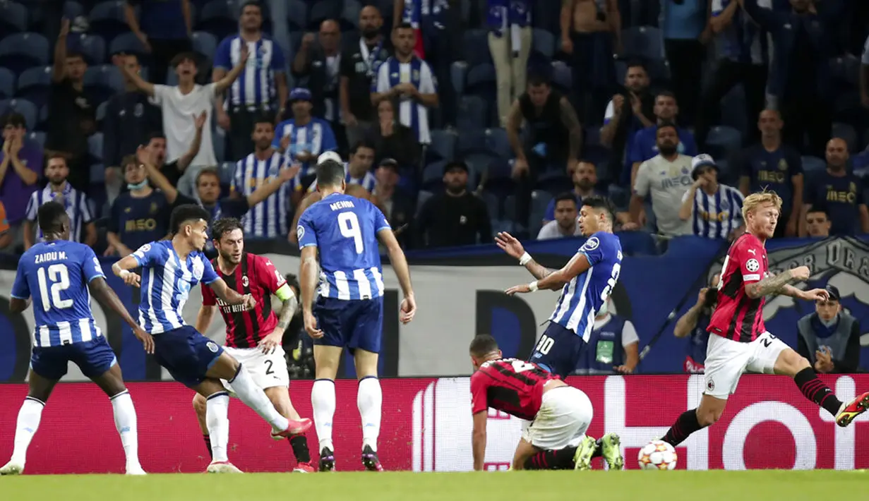 Pemain Porto Luis Diaz (kedua kiri) mencetak gol ke gawang AC Milan pada pertandingan sepak bola Grup B Liga Champions di Stadion Dragao, Porto, Portugal, Selasa (19/10/2021). Porto menang 1-0. (AP Photo/Luis Vieira)