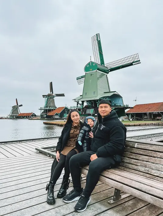 Atau potret menggemaskan ini. Nikita Willy, Indra Priawan, dan sang buah hati tampil kompak dengan outfit serba hitam. [Foto: Instagram/nikitawillyofficial94]