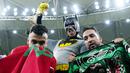 Suporter Maroko saat menyaksikan pertandingan melawan Portugal pada laga Piala Dunia 2022 di Stadion Al Thumama, Sabtu (10/12/2022). (AP Photo/Petr David Josek)