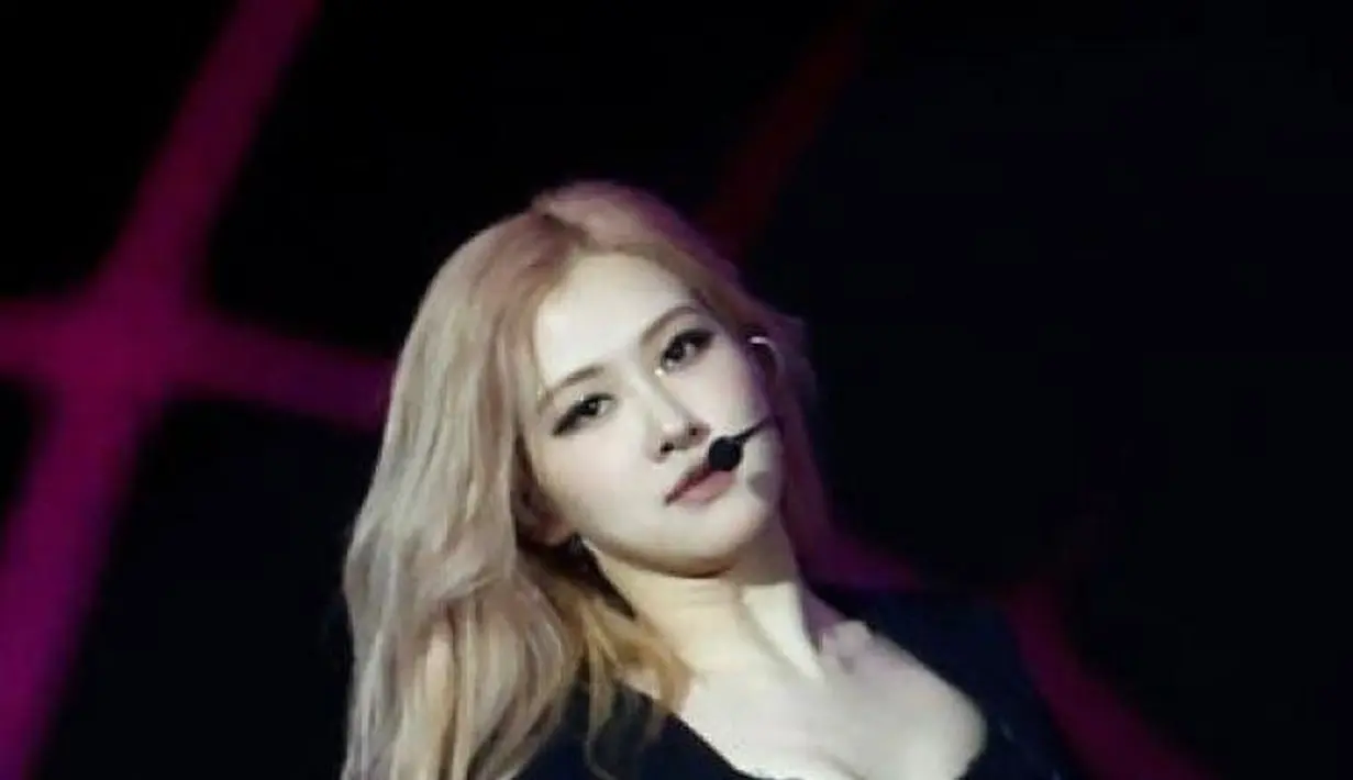 Selama manggung BLACKPINK menggunakan banyak kostum layaknya solo concert. [Twitter/HHar_PP].