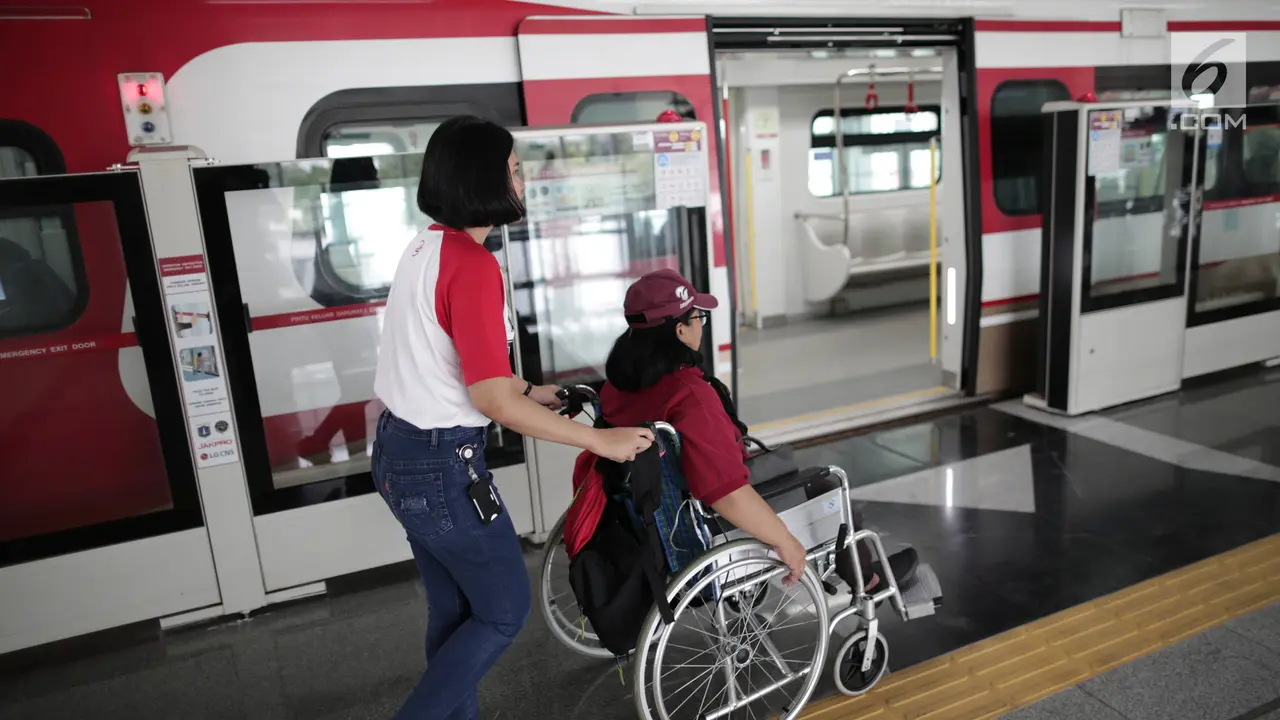 Penyandang Disabilitas Jajal LRT