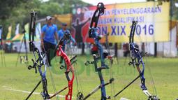 Para Atlet Panahan saat beraksi pada Kualifikasi PON XIX-2016 Jawa Barat di Lapangan Panahan Senayan, Jakarta, Selasa (24/11/2015). (Bola.com/Nicklas Hanoatubun)