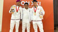 Dua atlet putra DKI Jakarta Muhammad Firdaus Al Qodri dan Kizbulloh mempersembahkan medali perak dari nomor seni muayboran beregu putra./Ist