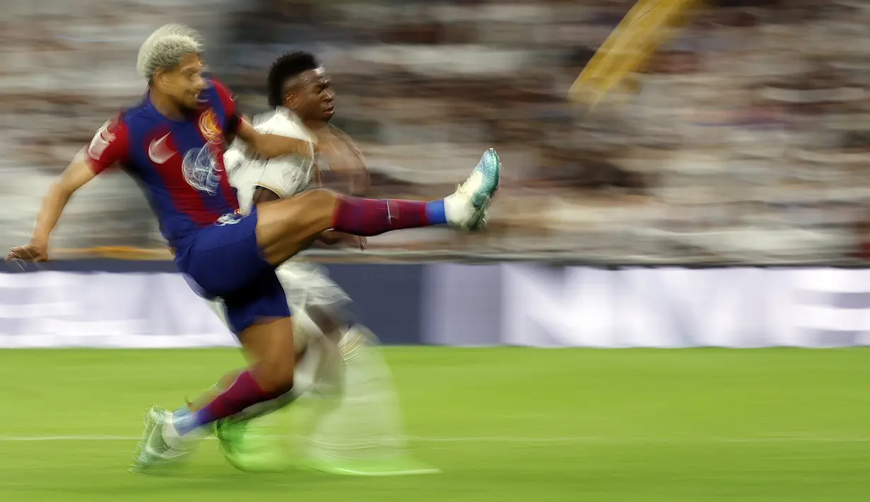 <p>Namun, Real Madrid berhasil mengejarnya melalui Vinicius Junior, Lucas Vazquez sebelum akhirnya Jude Bellingham menjadi penentu kemenangan. (OSCAR DEL POZO / AFP)</p>