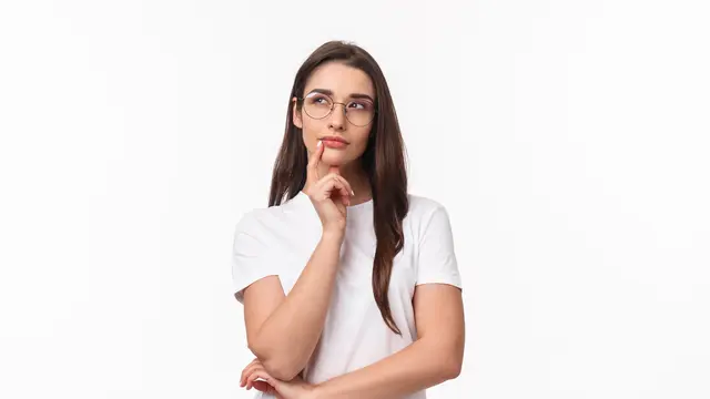 Seorang perempuan berkacamata sedang berpikir sambil memegang dagu dengan telunjuk (Foto Dok: Freepik/benzoix)