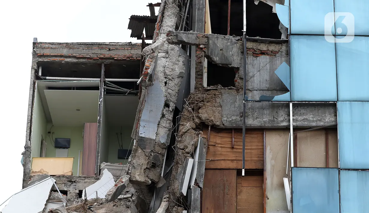 Penampakan gedung yang ambruk di Jalan Brigjen Katamso, Kota Bambu Selatan, Palmerah, Jakarta Barat, Senin (6/1/2020). Tiga orang dilaporkan terluka akibat tertima material gedung empat lantai tersebut. (Liputan6.com/Johan Tallo)
