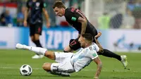 Pemain Argentina, Nicolas Otamendi mencoba menghentikan pemain Kroasia, Mario Mandzukic pada pertandingan Grup D Piala Dunia 2018 di Nizhy Novgorod Stadium, Rusia, Jumat (22/6). Menghadapi Kroasia, Argentina takluk dengan skor 0-3.. (AP/Petr David Josek)