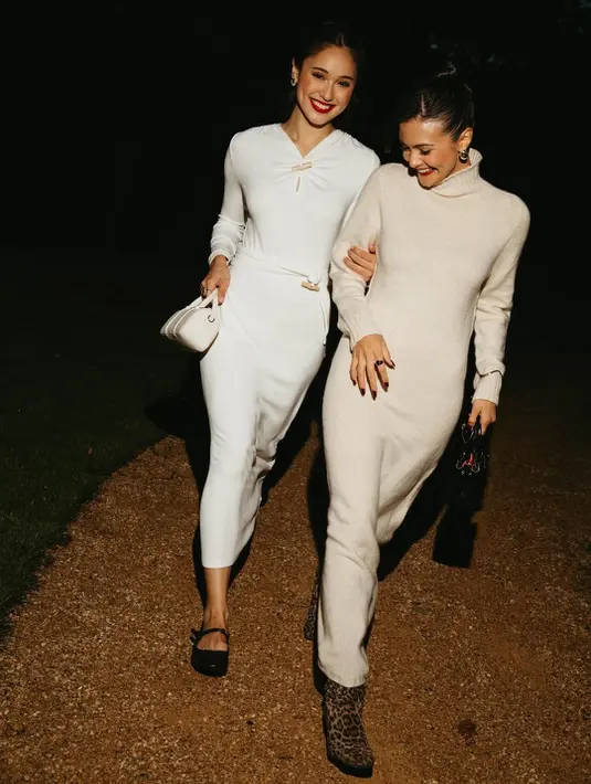 Di momen makan malam, keduanya kembali tampil bak anak kembar. Yasmin kenakan long dress putih dengan aksen kerut di bagian dada dan pinggang. Sementara Amanda kenakan turtleneck wol long dress yang nyaman [@amandarawles]