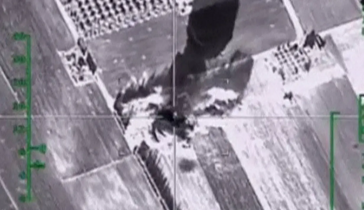 Sebuah gambar yang di rilis oleh Kementerian Pertahanan Rusia saat penyerangan terhadap Militan ISIS di Suriah padA 26 November lalu, (4/12). Serangan udara Militer Rusia memborbardir markas Militan ISIS yang diduga berjumlah ribuan orang. (REUTERS)