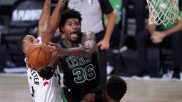 Pebasket Boston Celtics, Marcus Smart, berusaha mencetak poin saat menghadapi Toronto Raptors pada semifinal playoff NBA wilayah timur di AdventHealth Arena, Sabtu (12/9/2020). Boston Celtics menang 92-87 atas Toronto Raptors.  (AP Photo/Mark J. Terrill)