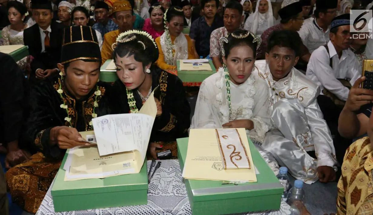 Sejumlah pasangan mengikuti nikah massal di malam pergantian tahun di Jalan MH Thamrin, Jakarta, Minggu (31/12). Sebanyak 430 pasangan melakukan nikah massal melalui seleksi yang cukup ketat oleh pemprov DKI Jakarta. (Liputan6.com/Angga Yuniar)