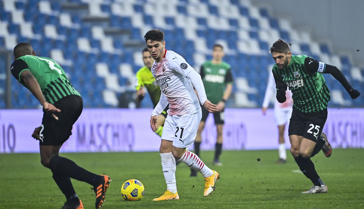 Gelandang AC Milan, Brahim Diaz membawa bola dari kawalan bek Sassuolo Marlon pada pertandingan lanjutan Liga Serie A Italia di di stadion Mapei (20/12/2020). (AFP/Alberto Pizzoli)