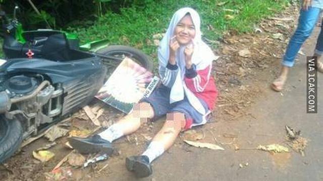 6 Ekspresi Senyum Pengendara Usai Jatuh dari Motor Ini Bikin Heran