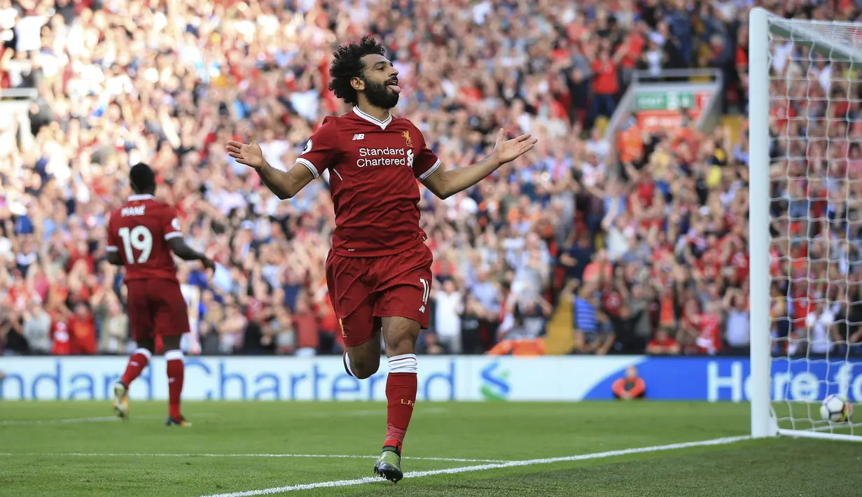 Mohamed Salah menyumbangkan satu gol untuk Liverpool saat melawan Arsenal pada lanjutan Premier League di Anfield Stadium, Liverpool, (27/8/2017). Liverpool menang 4-0. (Peter Byrne/PA via AP)