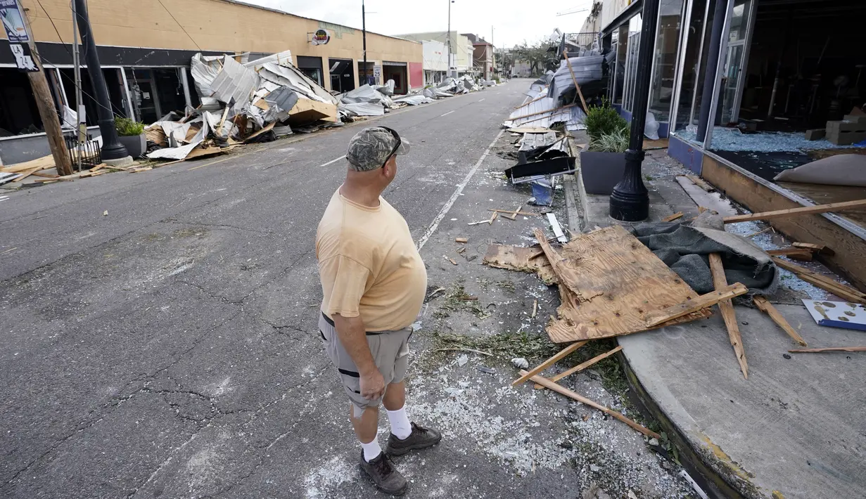 Pemilik bisnis pusat kota Pat Ring melihat beberapa kerusakan pada bisnis di sepanjang Main Street setelah terjangan Badai Ida, di Houma, Louisiana, Senin (30/8/2021). Badai Ida ini sebagai salah satu badai paling kuat yang pernah melanda Amerika Serikat. (AP Photo/David J. Phillip)