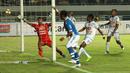Striker Persib Bandung, Airlangga Sucipto, mencetak gol ke gawang Arema FC pada laga persahabatan di Stadion GBLA, Bandung, Minggu (18/3/2018). Persib menang 2-1 atas Arema FC. (Bola.com/Asprilla Dwi Adha)