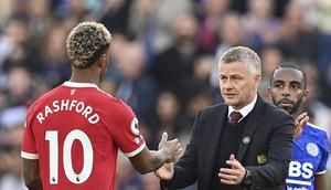 Marcus Rashford bersama Manajer Manchester United, Ole Gunnar Solskjaer. (PAUL ELLIS / AFP)