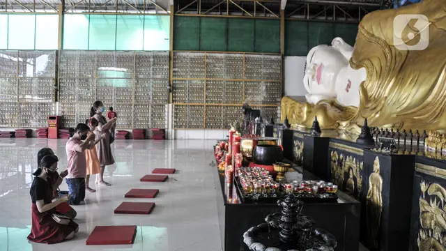 Khidmat Sembahyang Imlek di Wihara Buddha Tidur