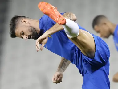 Penyerang Prancis, Olivier Giroud melakukan peregangan selama sesi latihan di Doha, Qatar, Jumat, 25 November 2022. Prancis akan bertanding melawan Denmark di Stadium 974 pada matchday 2 Grup D Piala Dunia 2022. Pertandingan ini dijadwalkan kick-off Sabtu, 26 November 2022, jam 23:00 WIB. (AP Photo/Christophe Ena)