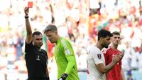 Wasit&nbsp;Mario Alberto Escobar (kiri)&nbsp;memberikan kartu merah kepada penjaga gawang&nbsp;Wales, Wayne Hennessey&nbsp;dalam pertandingan Grup B Piala Dunia 2022&nbsp;di Ahmad Bin Ali Stadium, Qatar, Jumat (25/112022). (AP Photo/Francisco Seco)