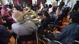 Sejumlah orang yang tergabung dalam Persatuan Penyandang Disabilitas Indonesia menemui Ketua MPR RI, Zulkifli Hasan di Gedung Parlemen Senayan, Jakarta, (1/12). Pertemuan tersebut membahas RUU Penyandang Disabilitas. (Liputan6.com/Andrian Martinus Tunay)