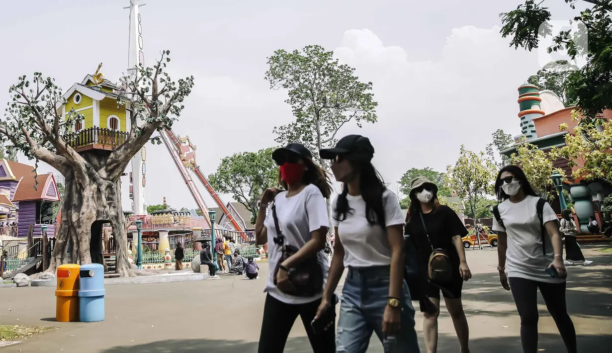 Para pengunjung berjalan di Dunia Fantasi, Ancol, Jakarta, Minggu (10/10/2021). Pelonggaran PPKM level 3 di Jakarta membuat sejumlah tempat wisata kembali ramai didatangi pengunjung. (Liputan6.com/Faizal Fanani)
