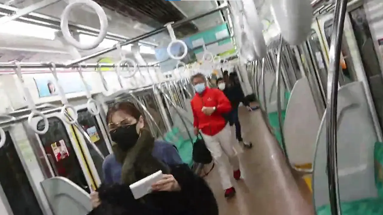 Penumpang di kereta Tokyo berlarian akibat aksi teror badut Joker.